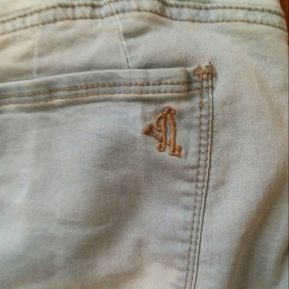 VIP Jean Shorts (Juniors) Light Wash - Picture 3 of 3